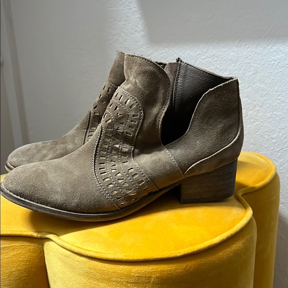 Rebels Tan Ankle Boots with Western Influence